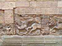 Le Puy en Velay, Cathedrale Notre Dame, Chevet, Frise sculptee, Lion et chevre (2)